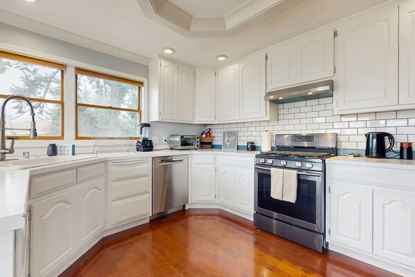 Fridge, microwave, oven, stovetop