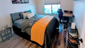 A bedroom with a bed, a ceiling fan, a window, and a desk. - Modern Downtown Condo- 10 minutes walk to Downtown Phoenix (Phoenix)