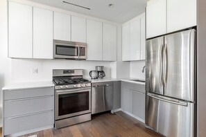 Réfrigérateur, four à micro-ondes, un four, lave-vaisselle