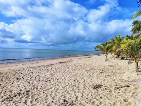 En la playa, arena blanca