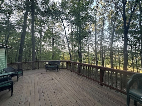 Terrasse/Patio. Secluded Orchard Cabin | Mountain Views, Wineries, & Peaceful Escape