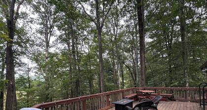 The Green Glade Family Glamping Cabin Near Gettysburg & Trails