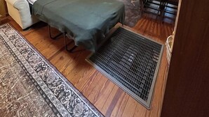 Un intérieur en bois comprenant un canapé, un lit, une table à manger et un téléviseur.