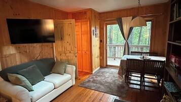 Smart TV, chimenea, libros