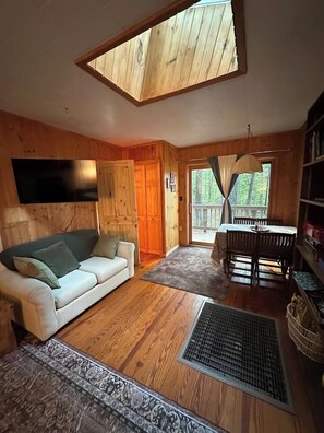 Smart-TV, Kamin, Bücher