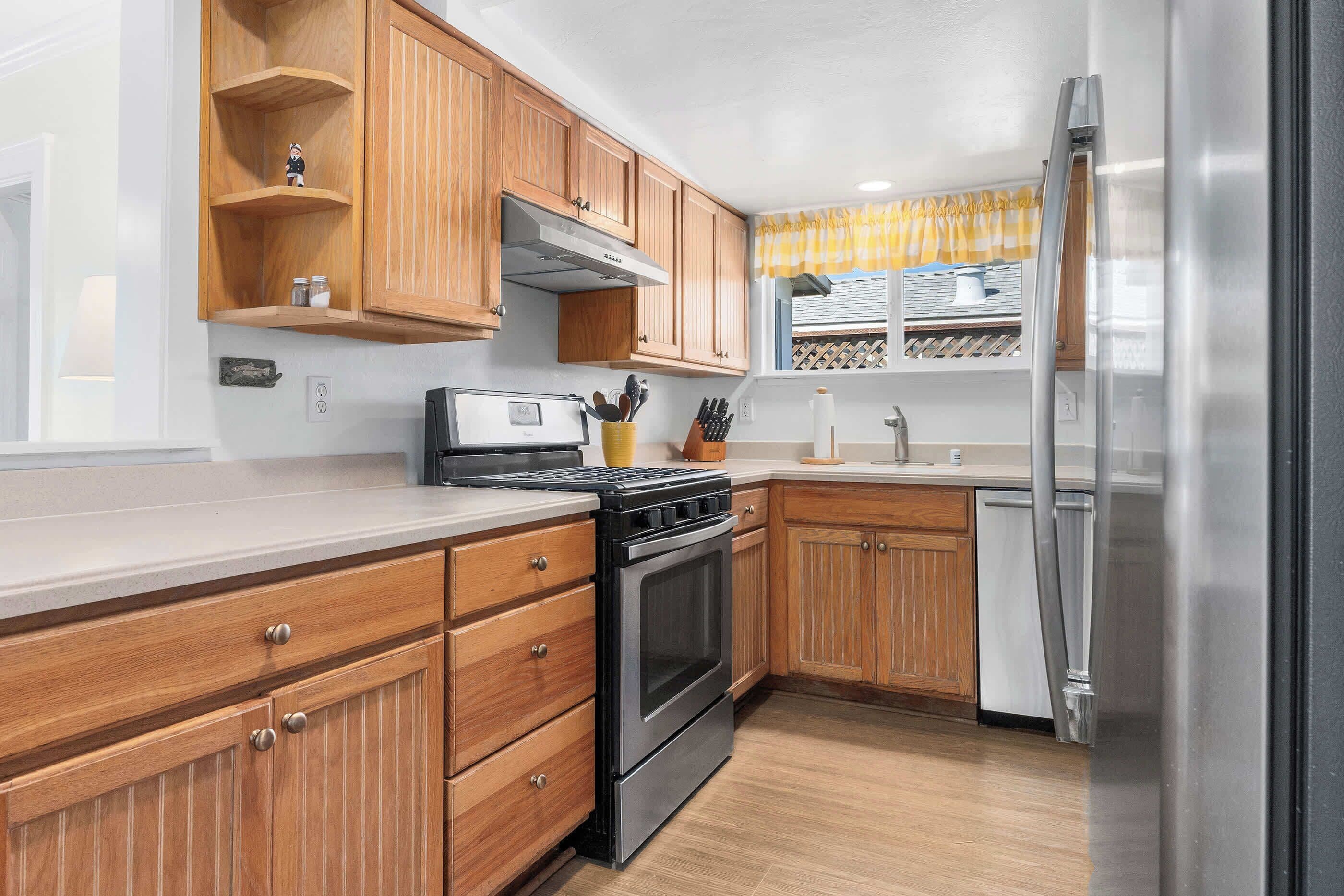 Coffee/tea maker, fridge, microwave, oven