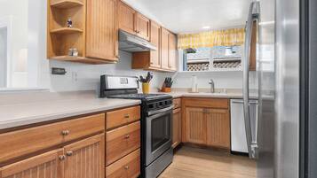 Coffee/tea maker, fridge, microwave, oven