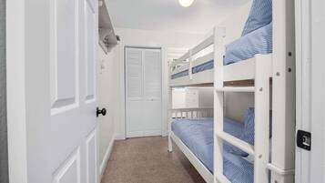 3 bedrooms, desk, iron/ironing board, WiFi