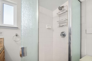 Shower, hair dryer, towels - 3 Bedroom Home Near Twin Lakes Beach (Santa Cruz)