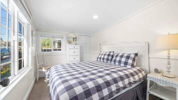 4 bedrooms, desk, iron/ironing board, WiFi