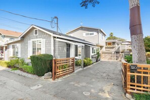 A residential street with houses, a gated driveway, and a mailbox. - 3 Bedroom Home Near Twin Lakes Beach (Santa Cruz)