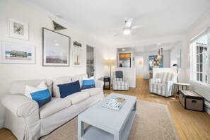 TV, offices - 3 Bedroom Home Near Twin Lakes Beach (Santa Cruz)