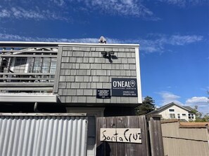 Un edificio con un cartel de O'Neal Vacation Rentals, que incluye un número de contacto y sitio web.