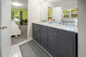 3 bedrooms, desk, iron/ironing board, WiFi