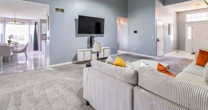 Modern Comfort Loves Park • Stylish 3BR Getaway