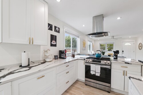 Pet Friendly / Gated Backyard / Game room/ Hot Tub