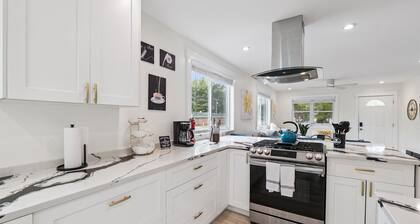 Pet Friendly / Gated Backyard / Game room/ Hot Tub