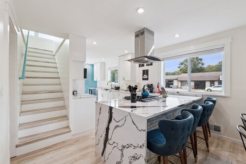 Pet Friendly / Gated Backyard / Game room/ Hot Tub