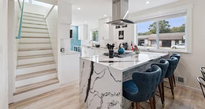 Pet Friendly / Gated Backyard / Game room/ Hot Tub