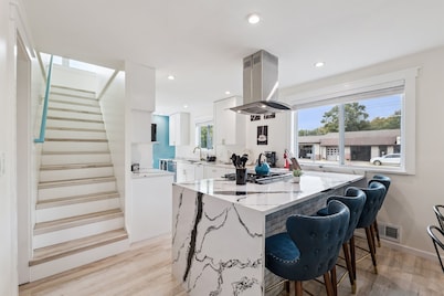 Pet Friendly / Gated Backyard / Game room/ Hot Tub