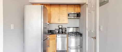 Een koelkast, een microgolfoven, een oven, een kookplaat