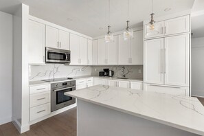 ثلاجة، ميكروويف، فرن، غسالة أطباق