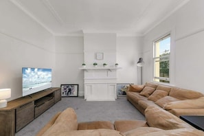 Smart TV, offices - Mosman Hideaway w Waterview , Spacious (Mosman)