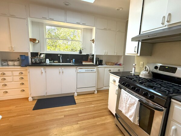 Mikrobølgeovn, ovn, kogeplade, opvaskemaskine