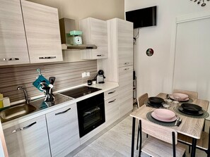 Private kitchen - LUCID'AMARE VACATION HOME 30 meters from the Mother Church and 50 meters from the harbor (Isola delle Femmine)