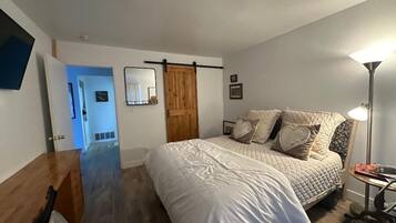 1 bedroom, desk, free WiFi, bed sheets