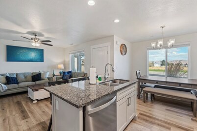 Near Marina, Walk to Shops, Fire Pit, Gaming & AC!