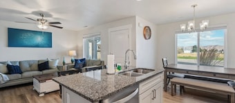 Near Marina, Walk to Shops, Fire Pit, Gaming & AC!