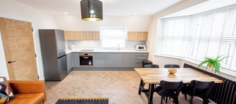 5 Royal Apartments, Private Parking, Fast WIFI