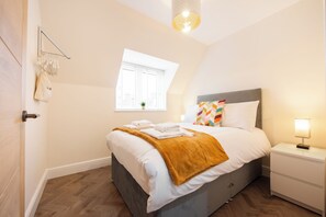 2 bedrooms, iron/ironing board, internet, bed sheets