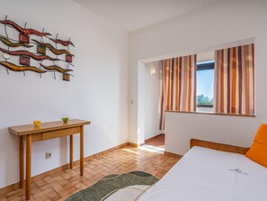 Iron/ironing board, Internet, bed sheets