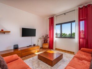 TV - Comfort and ideal location to explore Lagos (Lagos)