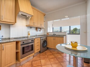 Réfrigérateur, micro-ondes, four, cafetière/bouilloire