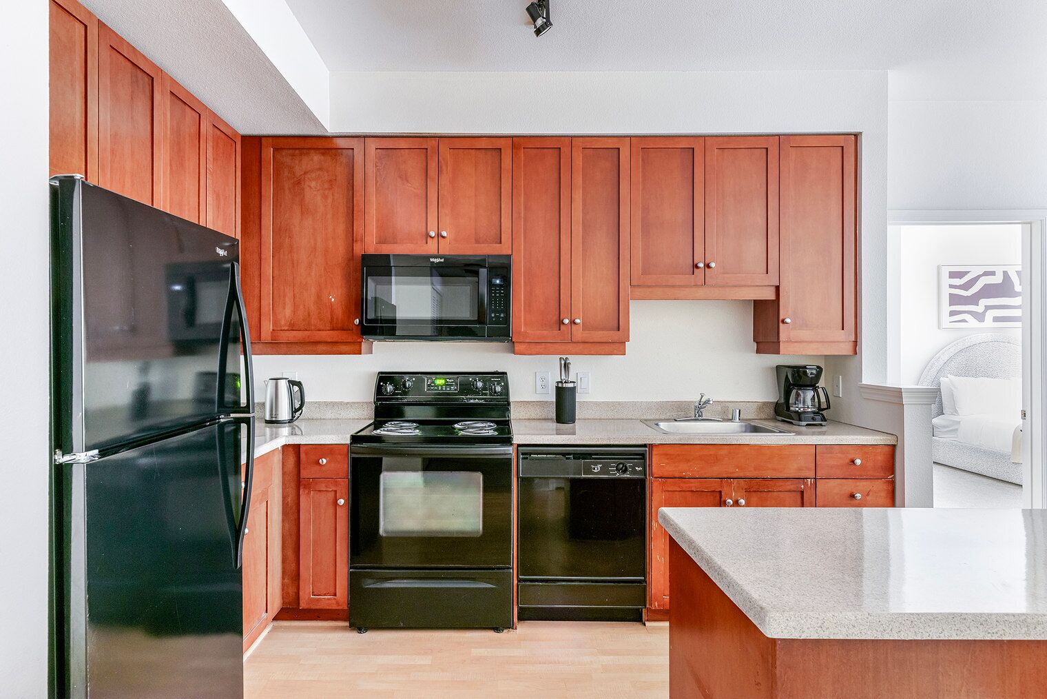 冷蔵庫、電子レンジ、オーブン、食器洗い機