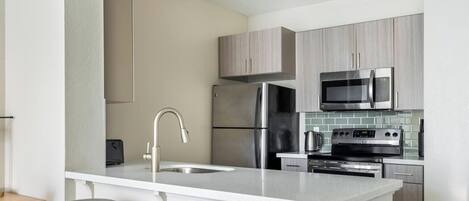 Kylskåp, mikrovågsugn, ugn och diskmaskin