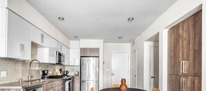 Jääkaappi, mikroaaltouuni, uuni, astianpesukone