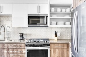 Een koelkast, een magnetron, een oven, een vaatwasser