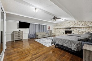 6 soverom, skrivebord, strykejern/-brett og reiseseng for barn