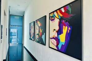 Ein Flur mit drei gerahmten Kunstwerken an der Wand.