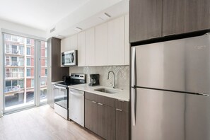 Réfrigérateur, four à micro-ondes, un four, surface de cuisson