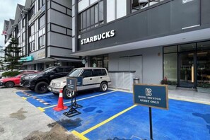 A hotel entrance with a Starbucks sign, guest parking, and a sign indicating guest-only parking. - Hotel Brynton at Cameron Centrum Mall (Brinchang)