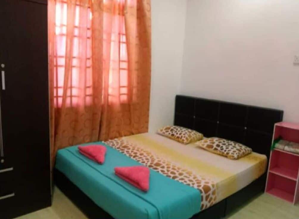 Desk, laptop workspace, free WiFi, bed sheets