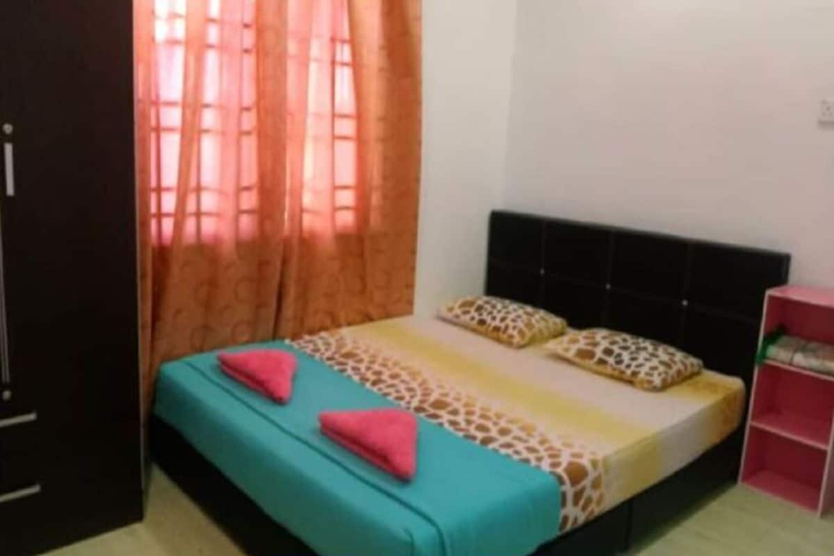 Desk, laptop workspace, WiFi (free), bed sheets