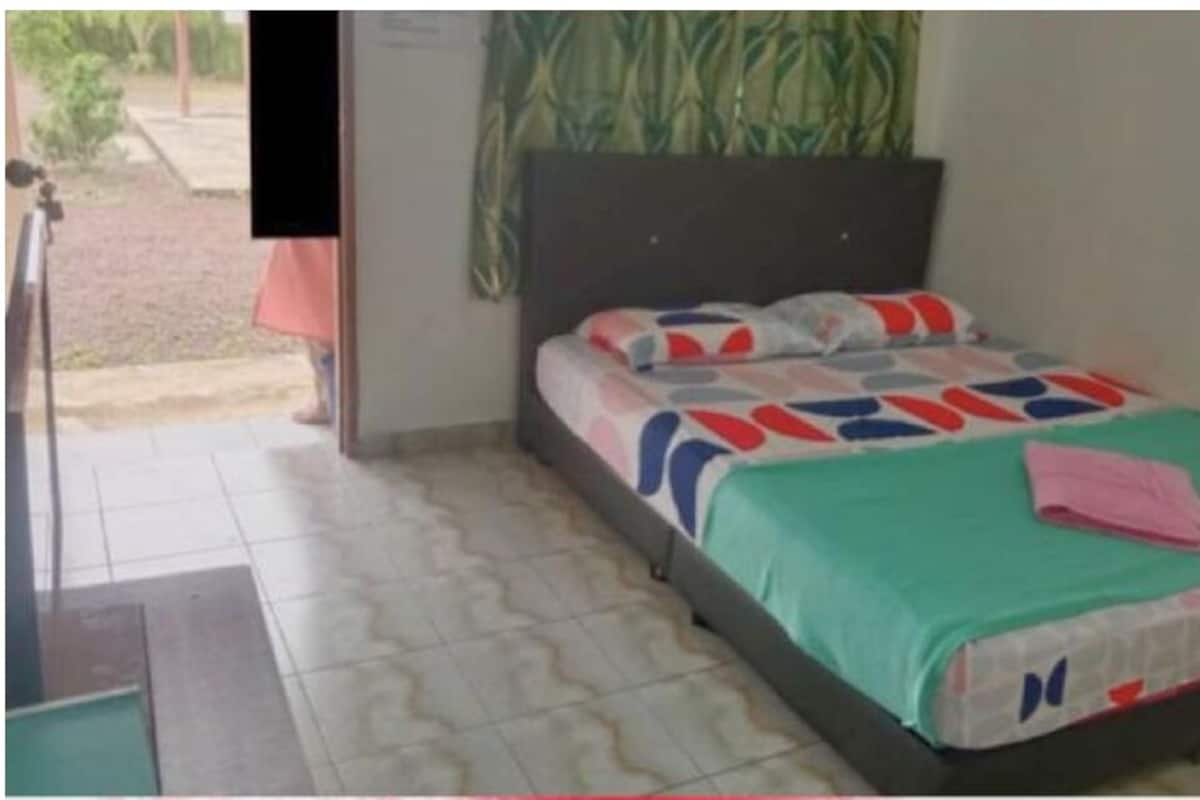 Desk, laptop workspace, WiFi (free), bed sheets