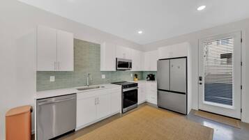 Geladeira, micro-ondas, fogão, cooktop