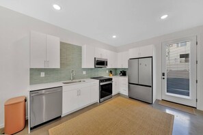 Een koelkast, een microgolfoven, een oven, een kookplaat